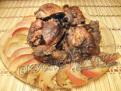Утка с яблоками и итальянскими травами