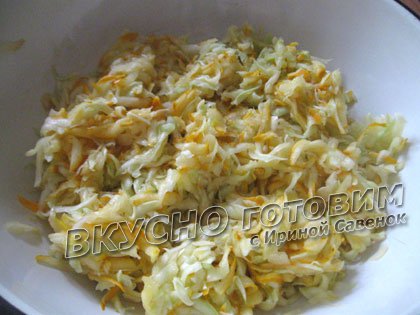 Кабачковые оладьи с творогом и твердым сыром - шаг 1