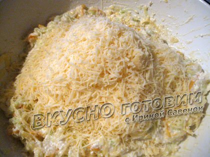 Кабачковые оладьи с творогом и твердым сыром - шаг 4