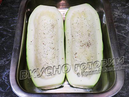 Фаршированные кабачки колбасой и плавленым сыром - шаг 1