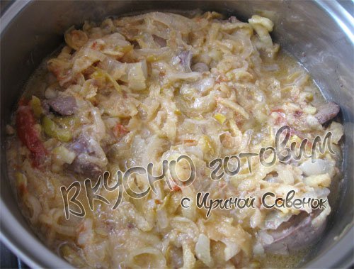 Печень с яблоком в томатно-сметанном соусе - шаг 6