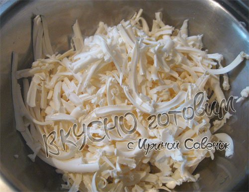 Пирог с  трема сырами  и чесноком - шаг 5