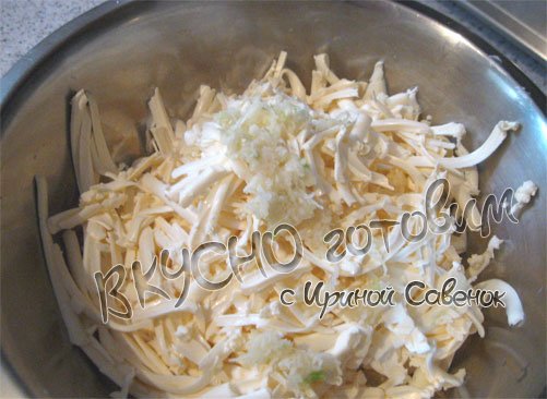 Пирог с  трема сырами  и чесноком - шаг 6
