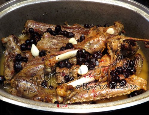 Гусь тушеный кусочками со смородиной - шаг 7