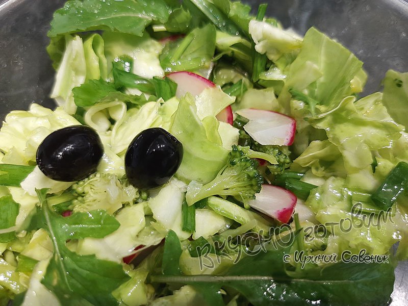 Легкий овощной салат на ужин с капустой брокколи и льняным маслом - три идеи