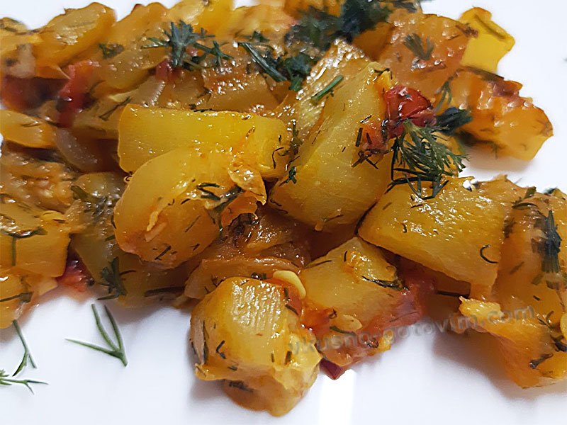 Кабачки жареные с помидорами и чесноком