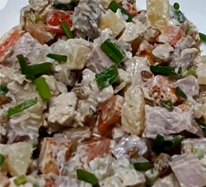 Салат с курицей (куриным филе), ананасами и маринованными грибами Изюминка