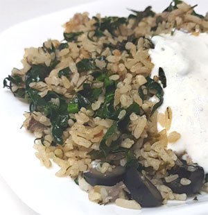 Рис с зеленью  на сковородке по-Гречески и  соус