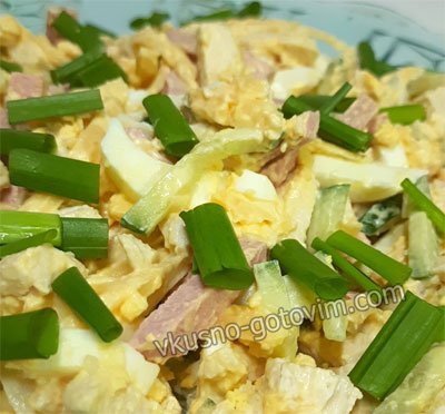 Салат с куриным филе, огурцами, сыром 