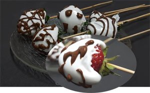 Клубника в сметанной глазури, клубника на палочке