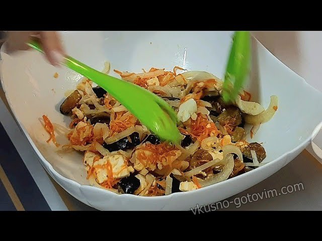 Салат из баклажанов с яйцом и плавленым сыром